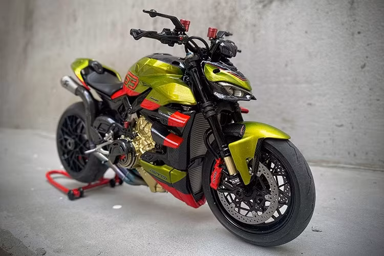 Ducati Streetfighter V4 Lamborghini được lấy cảm hứng từ "siêu bò" Huracan STO, việc sản xuất giới hạn sẽ chỉ có 630 chiếc cùng 63 VIP nhất sẽ được tùy chọn cá nhân hóa riêng. Xe ra mắt 2022 và 2 năm sau đó đã có chiếc đầu tiên về Việt Nam, tiếp tục là 3 xe khác cập bến nhưng chưa rõ từ đó đến nay có thêm xe nào hay không.