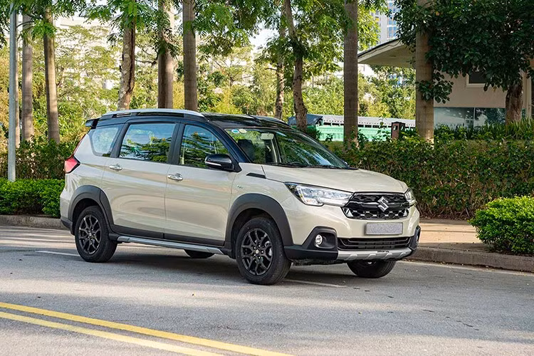 Trong tháng 7 này, khách mua mẫu Suzuki XL7 Hybrid cũng được hỗ trợ 50% lệ phí trước bạ, tương đương ưu đãi tiền mặt từ 30 - 36 triệu đồng. Riêng các xe sản xuất năm 2024 còn được ưu đãi lên tới 100% lệ phí, giá xe thực tế sẽ dao động từ 530 - 540 triệu đồng.
