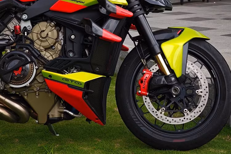 Về phần đồ chơi, Rizoma mang đến chỗ để chân bằng nhôm tùy chỉnh, các tay phanh cùng tấm bảo vệ đầu gối, yên ngồi, vỏ đồng hồ và một số thành phần khác làm bằng sợi carbon trên thân xe. Vành bánh trước của xe thiết kế các chấu nghệ thuật như trên vành bánh xe Huracan STO. Bánh sau có khóa titan cũng giống như nút khóa trên Lamborghini.