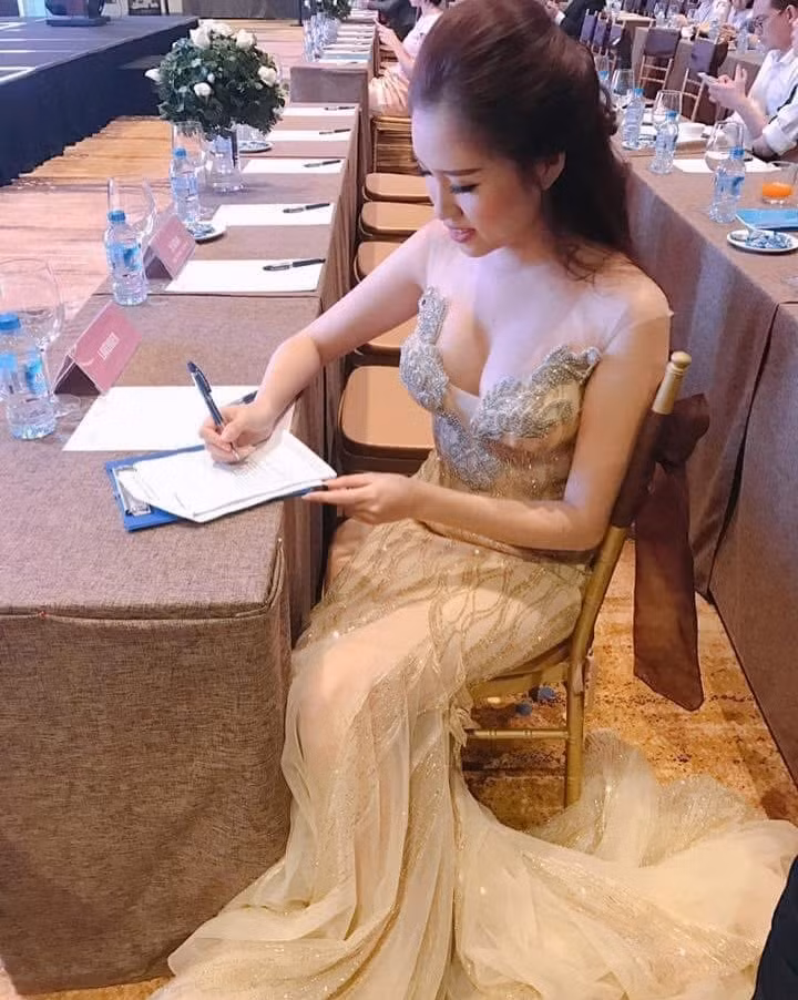 Thanh Thanh Huyền được mệnh danh là “MC không cầm kịch bản” nhờ khả năng ghi nhớ ấn tượng, từng dẫn dắt hơn 3.000 chữ cùng 75 tên riêng liên tục mà không cần nhìn tài liệu.