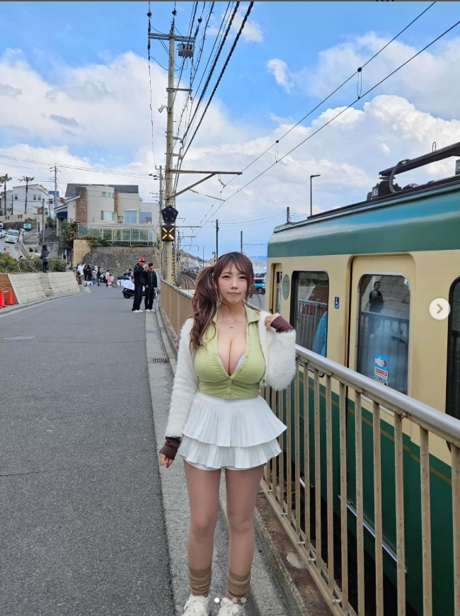 Một số người cho rằng yếu tố hình thể đã vô tình lấn át hoàn toàn nội dung giới thiệu điểm đến, khiến hình ảnh đảo mèo Ainoshima bị đánh tráo trọng tâm. Tranh cãi từ đó lan rộng sang câu chuyện quen thuộc: ranh giới giữa xây dựng hình ảnh cá nhân và sự phù hợp với không gian công cộng.