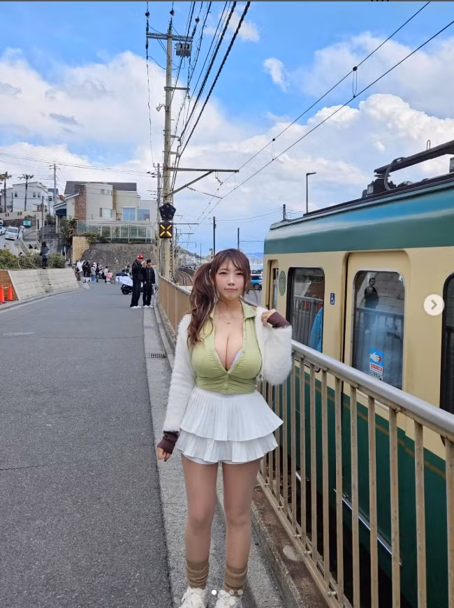 Một số người cho rằng yếu tố hình thể đã vô tình lấn át hoàn toàn nội dung giới thiệu điểm đến, khiến hình ảnh đảo mèo Ainoshima bị đánh tráo trọng tâm. Tranh cãi từ đó lan rộng sang câu chuyện quen thuộc: ranh giới giữa xây dựng hình ảnh cá nhân và sự phù hợp với không gian công cộng.