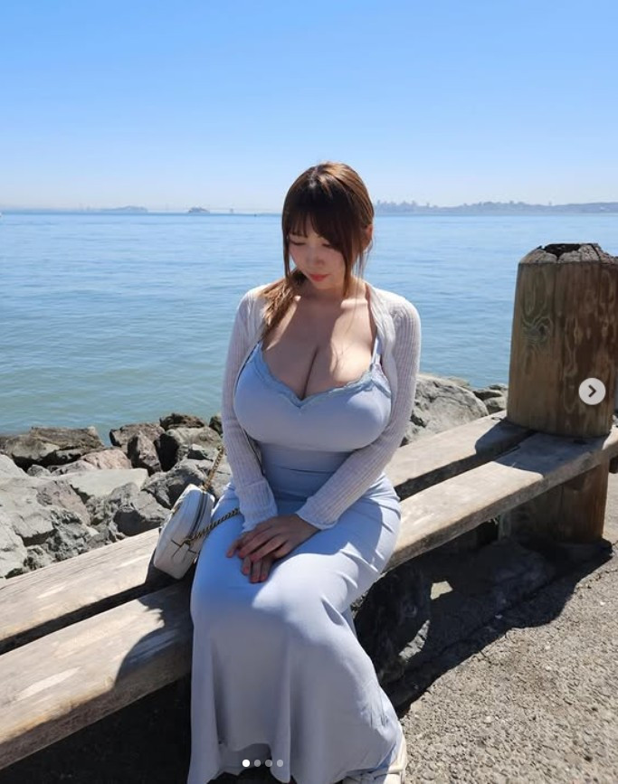 Tuy nhiên, với phần đông khán giả, sức hút lớn nhất của video có lẽ nằm ở trang phục gợi cảm tới mức bất ngờ từ phía cô nàng YouTuber này.