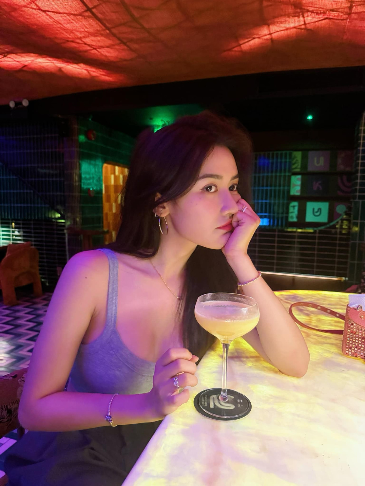 Quyên Qui được biết đến với gu thời trang quyến rũ, ưa chuộng các thiết kế cúp ngực, crop-top khoe vòng eo. Ảnh sử dụng trong bài: FBNV