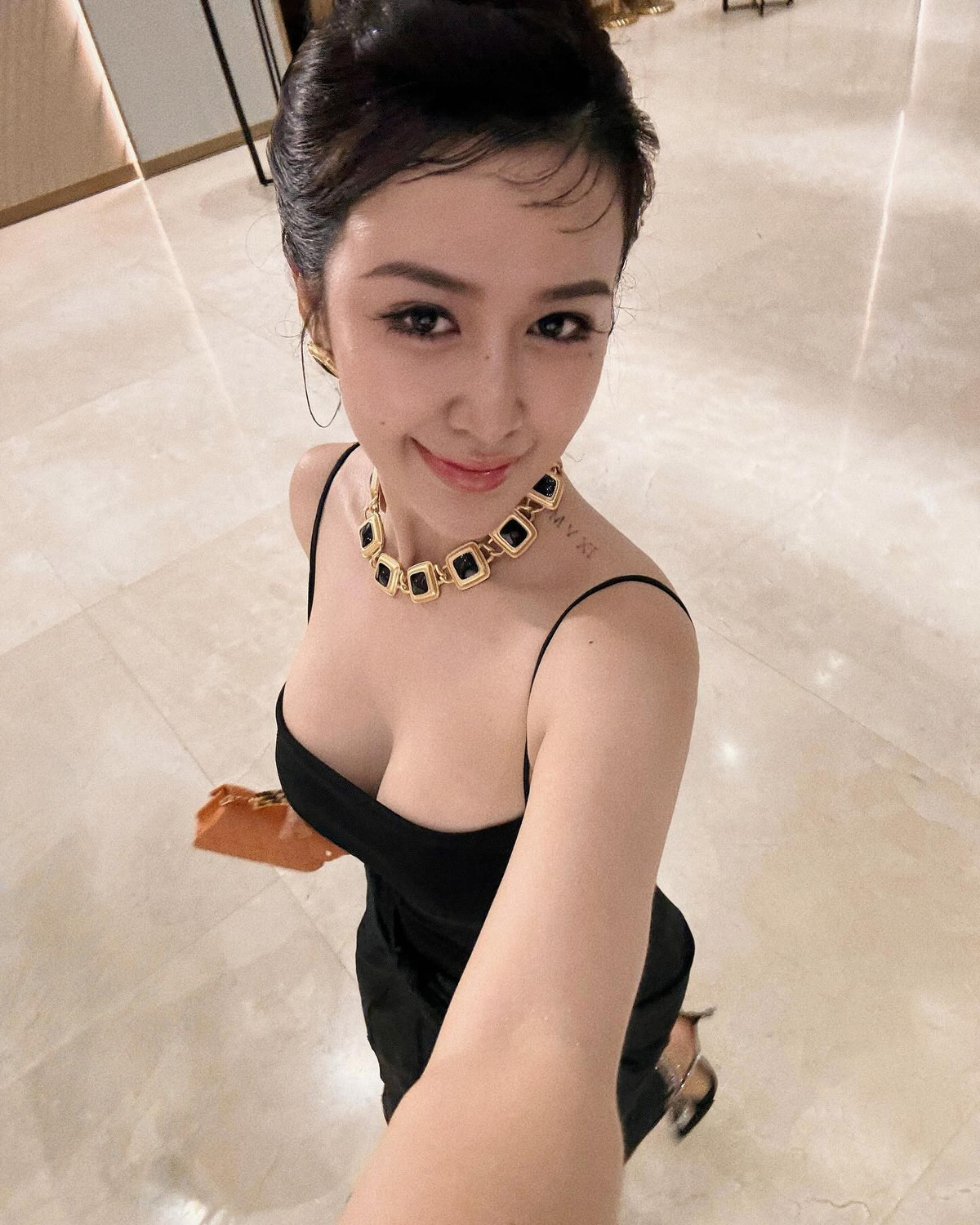 Ngoài ra, Quyên Qui còn phát triển công việc người mẫu ảnh và sáng tạo nội dung.