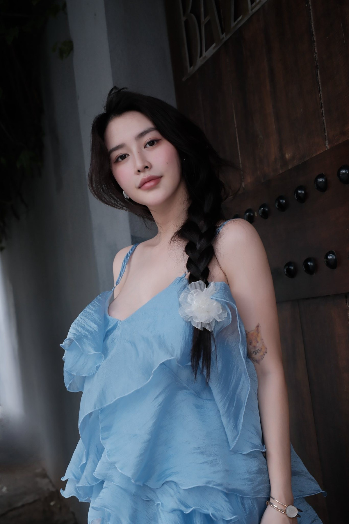 Không chỉ gây ấn tượng với gương mặt xinh xắn, Quyên Qui còn nổi bật bởi vòng 1 gợi cảm cùng vóc dáng cân đối.