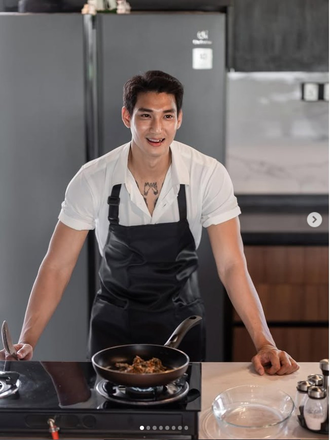 Hôn lễ của cặp đôi được tổ chức theo phong cách truyền thống Myanmar và cả hiện đại. "Bốn năm trước, anh từng hứa sẽ cưới em khi anh bước sang tuổi 28. Giờ ngày đó đã tới, anh đã sẵn sàng để dành cả đời này chăm sóc em", Takhon từng khiến nhiều người xúc động với lời bày tỏ dành cho bà xã.