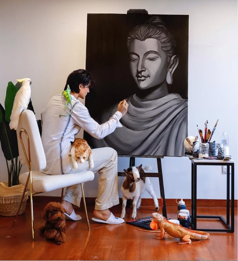 Sau thời gian hoạt động ổn định trong showbiz, hồi đầu năm nay, Takhon gây bất ngờ khi thông báo kết hôn. Nửa kia của anh là Linn Mya Phu, hơn anh 1 tuổi.