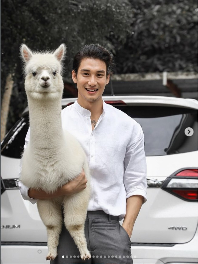 Trước khi kết hôn, bà xã Takhon khá kín tiếng khi để trang cá nhân ở chế độ riêng tư. Hiện, cô đã chuyển về chế độ công khai và chia sẻ nhiều hình ảnh cá nhân. Hồi tháng 11, Linn Mya Phu đăng tải loạt ảnh ở khu nghỉ dưỡng, cập nhật cuộc sống hôn nhân.