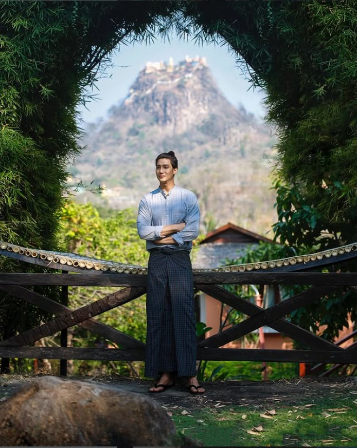 Về phía Takhon, anh khiến nhiều người bật cười khi chia sẻ hình ảnh được vợ quan tâm, bôi kem khắp người.