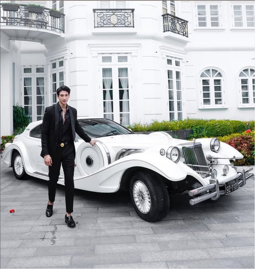 Paing Takhon (sinh năm 1996) là cái tên không xa lạ với nhiều dân mạng châu Á, được biết đến với vẻ ngoài điển trai, lãng tử. Anh còn gắn với biệt danh "nhà sư đẹp trai nhất Myanmar" khi hình ảnh anh cạo đầu, mặc trang phục nhà sư để tham gia tu trong thời gian 10 ngày hồi năm 2021 lan truyền.