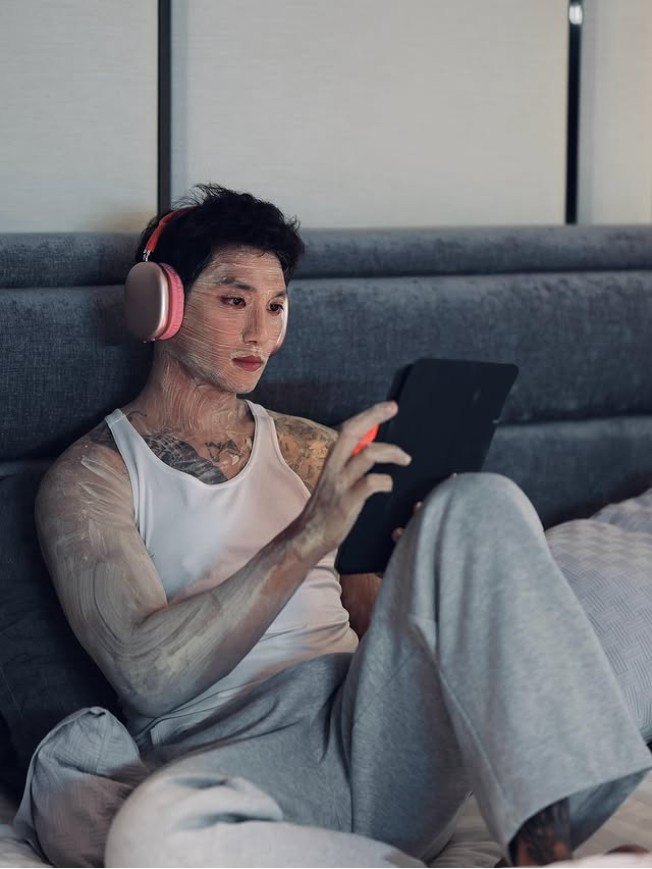 Cặp đôi công khai hẹn hò vào tháng 8/2024 qua một bài đăng trên trang cá nhân của nam nghệ sĩ. Trước đó để giữ sự riêng tư cho bạn gái, suốt 5 năm bên nhau, anh không chia sẻ nhiều về chuyện tình cảm hay công khai hình ảnh cô.