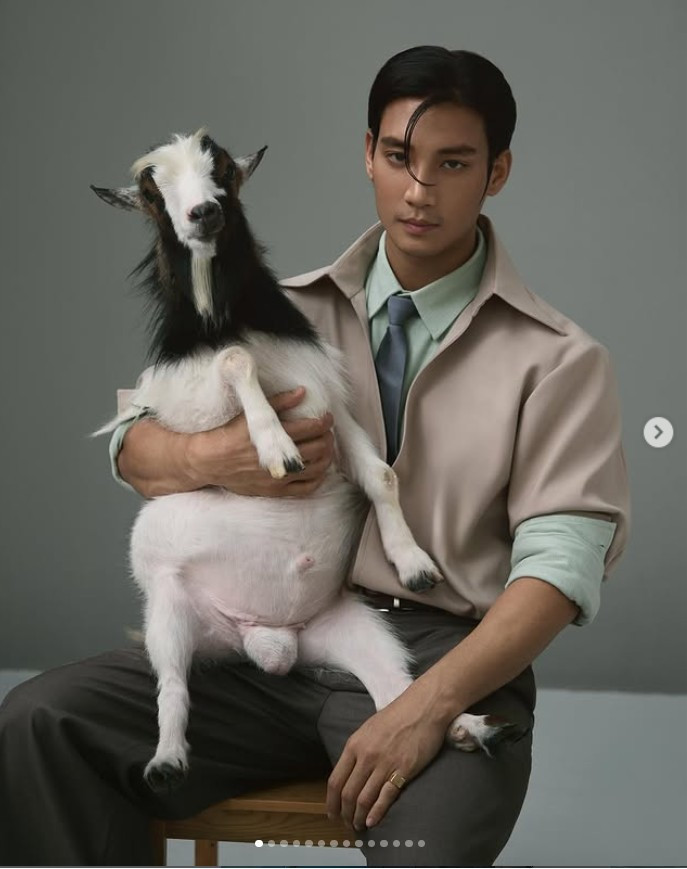 "Sau khi đi biển về, da tôi bắt nắng sạm quá nên vợ tôi đã dùng Thanakha (hỗn hợp bột nhão từ vỏ cây, là phương pháp dưỡng da truyền thống ở Myanmar) để làm trắng da tôi trở lại", Takhon chú thích.