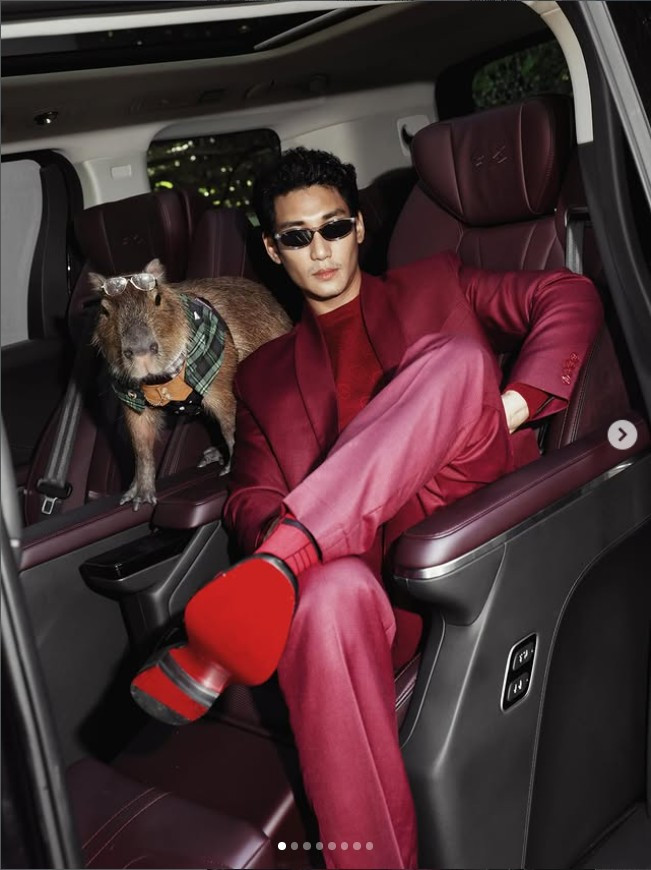 Paing Takhon cũng được trang phê bình độc lập về điện ảnh, sắc đẹp của Mỹ TC Candler bình chọn là người đứng đầu danh sách 100 gương mặt điển trai nhất thế giới năm 2021.