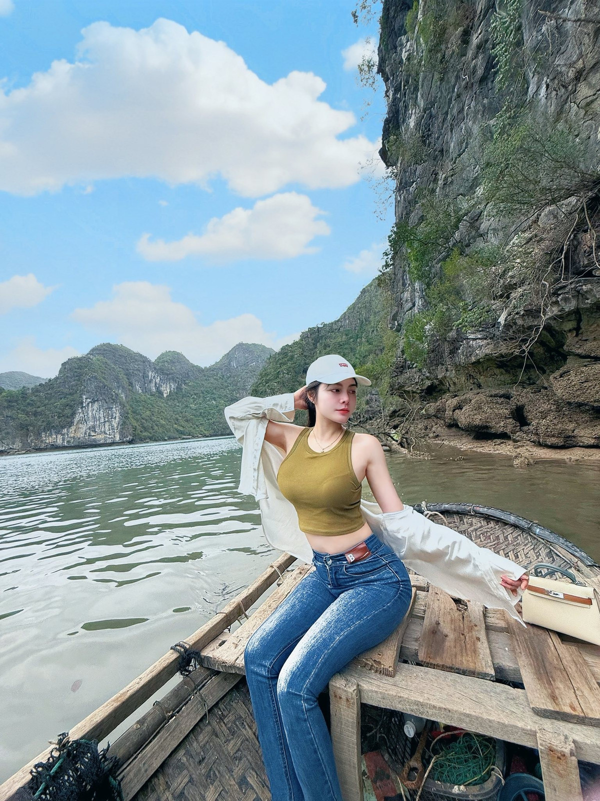 Trước đây, Cao Diệp Anh thường xuất hiện với hình ảnh thanh lịch, kín đáo hoặc cá tính. Chính vì vậy, loạt ảnh bikini lần này được xem là một sự "lột xác" hình ảnh đầy bất ngờ và táo bạo của nữ diễn viên.