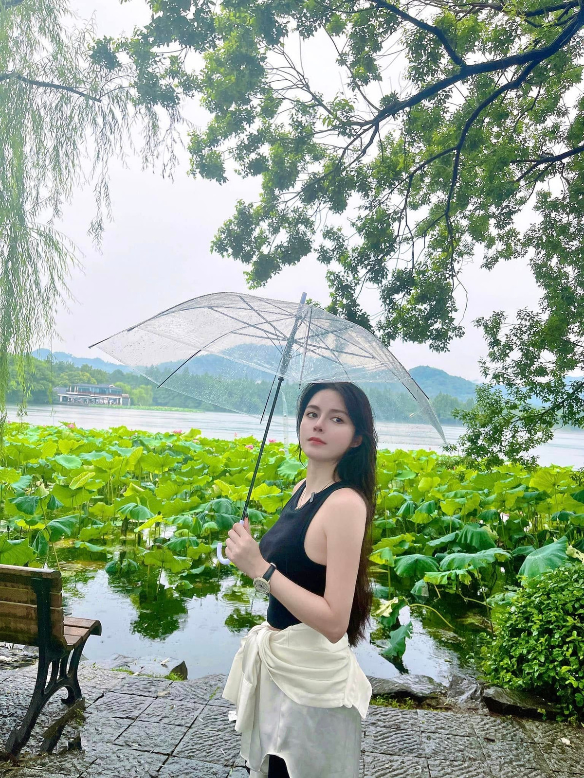 Bên cạnh những lời khen ngợi về nhan sắc và vóc dáng, cũng có một vài ý kiến trái chiều xoay quanh sự thay đổi hình ảnh này. Tuy nhiên, đa phần khán giả đều ủng hộ và cho rằng Cao Diệp Anh hoàn toàn có quyền thể hiện vẻ đẹp của mình một cách tự do và gợi cảm.