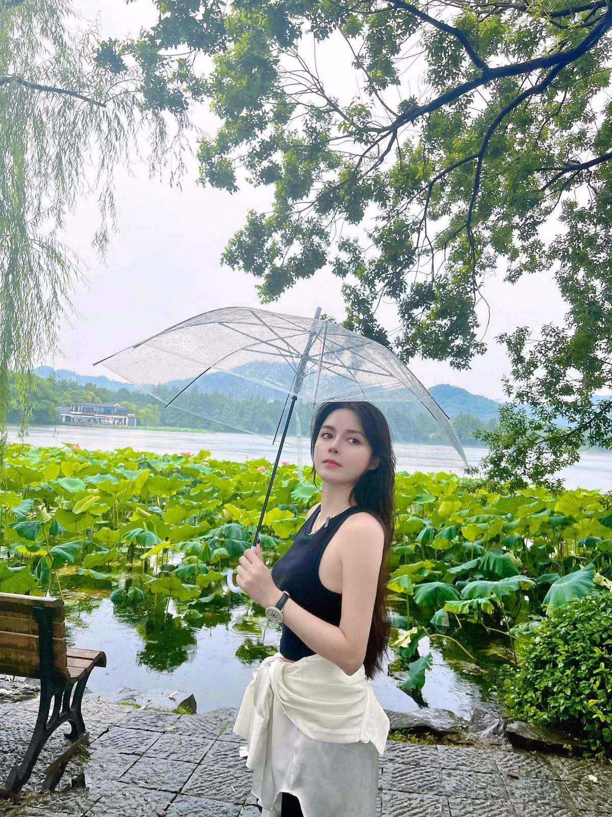 Bên cạnh những lời khen ngợi về nhan sắc và vóc dáng, cũng có một vài ý kiến trái chiều xoay quanh sự thay đổi hình ảnh này. Tuy nhiên, đa phần khán giả đều ủng hộ và cho rằng Cao Diệp Anh hoàn toàn có quyền thể hiện vẻ đẹp của mình một cách tự do và gợi cảm.