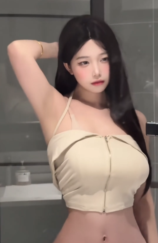 Trong bối cảnh MXH ngày càng bão hòa nội dung, nhiều hot girl buộc phải tìm cách thu hút bằng mọi giá. Do đó, việc “úp mở”, tạo hiệu ứng gây tò mò bằng hình ảnh nhạy cảm đang trở thành thủ thuật quen thuộc. Trường hợp của YuYu dường như là một ví dụ điển hình như vậy.