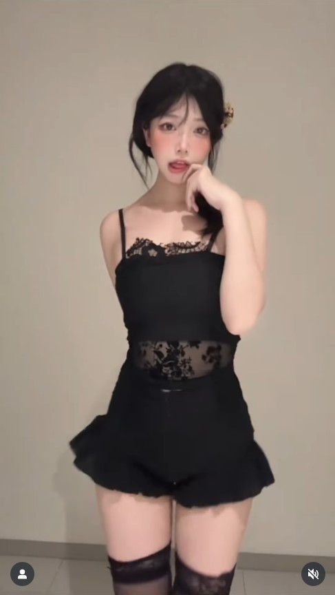 Ngược lại, vẫn có nhiều người ủng hộ, cho rằng hot girl có quyền mặc gì mình thích và người xem có quyền lựa chọn xem hay không.