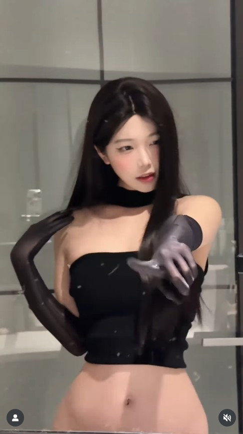 Rất nhiều bình luận cho rằng YuYu đã cố tình mặc quần siêu ngắn màu nude hoặc kéo cạp thấp đến mức đánh lừa thị giác, khiến người xem hiểu lầm.