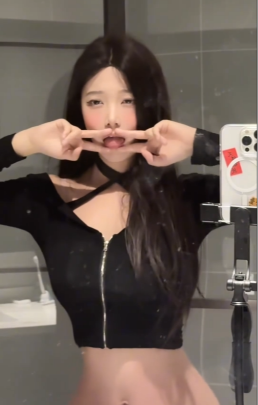 Chính chi tiết trên đã khiến hàng loạt người xem phải tua đi tua lại clip để "soi", tạo nên mức độ viral cực lớn, nhưng cũng gây ra nhiều sự phản cảm mà hot girl Hàn Quốc này tạo ra.