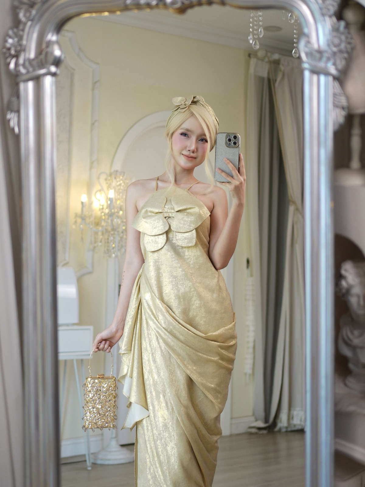 Điểm đặc biệt ở Gia Thị Linh nằm ở khả năng kể câu chuyện thời trang rất đời thường: từ phong cách “bà già” cá tính trên mạng cho tới hình ảnh gợi cảm, quyến rũ ngoài đời thực, tất cả đều được xử lý tinh tế, không phô trương.