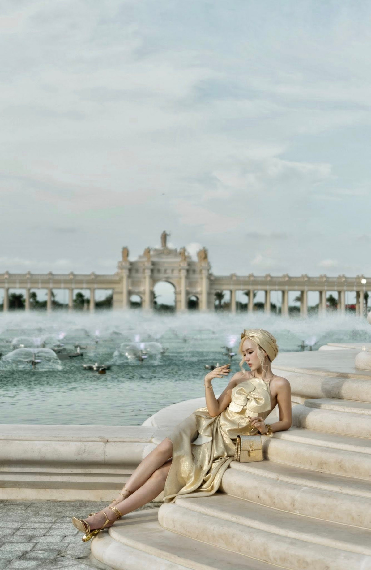 Ít ai biết, Gia Thị Linh từng là thủ khoa ngành Thiết kế thời trang tại Học viện Nghệ thuật Quốc gia. Nền tảng học thuật bài bản giúp cô không chỉ phối đồ theo cảm tính mà còn hiểu rõ phom dáng, chất liệu và xu hướng.