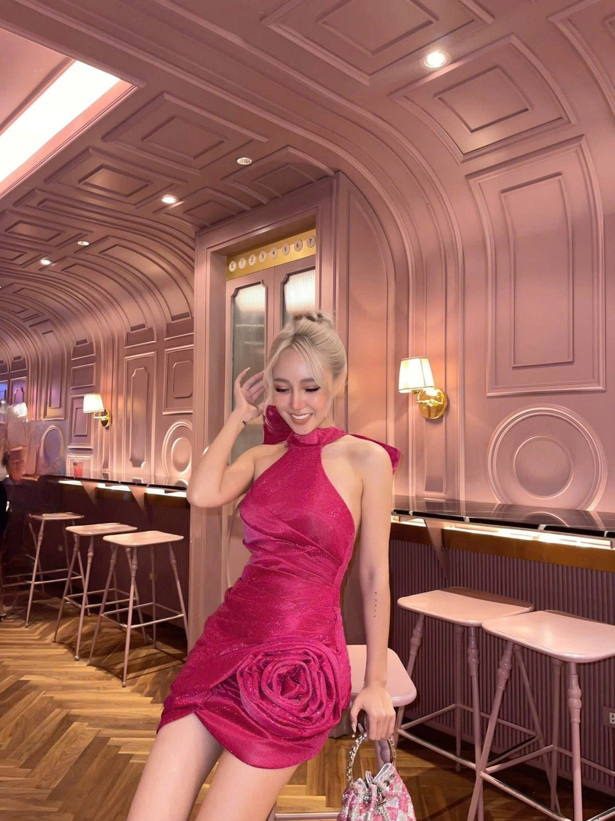 Không ồn ào thanh minh hay đôi co, Gia Thị Linh lựa chọn cách trở lại quen thuộc nhưng hiệu quả: thời trang, sáng tạo và thần thái tự tin.