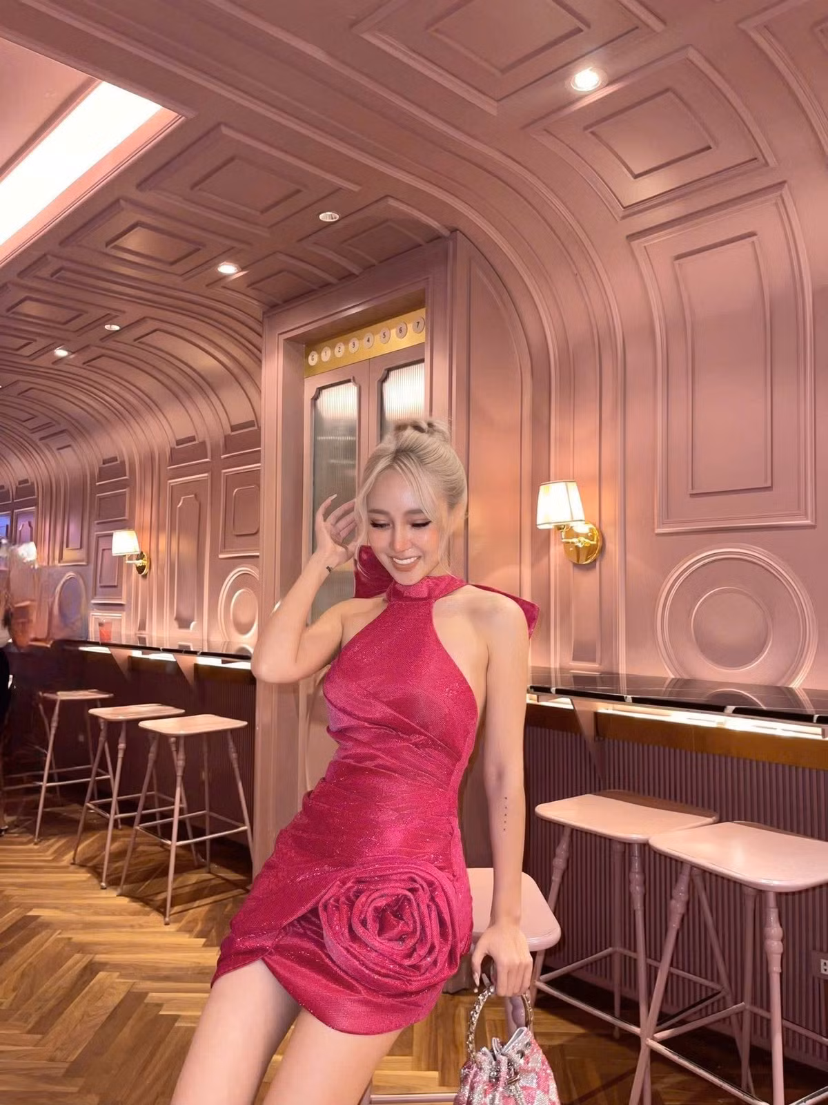 Không ồn ào thanh minh hay đôi co, Gia Thị Linh lựa chọn cách trở lại quen thuộc nhưng hiệu quả: thời trang, sáng tạo và thần thái tự tin.