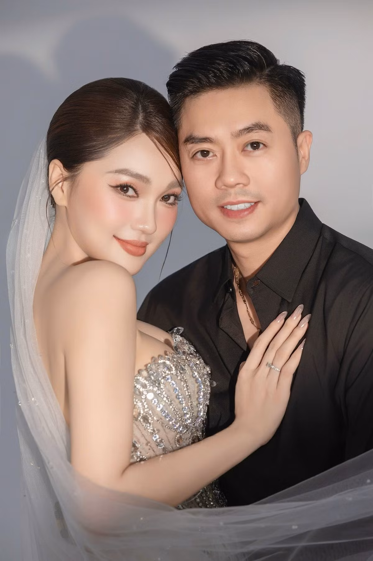 Ngày 26/10, trên trang cá nhân, Huy Hoàng chia sẻ về niềm vui sắp kết hôn. "Với tôi, em là vợ tôi. Chính thức chức danh 'vợ' về pháp luật và tình cảm trọn vẹn. Và tôi bắt đầu học làm chồng. Chúng tôi đều phải học", anh viết.