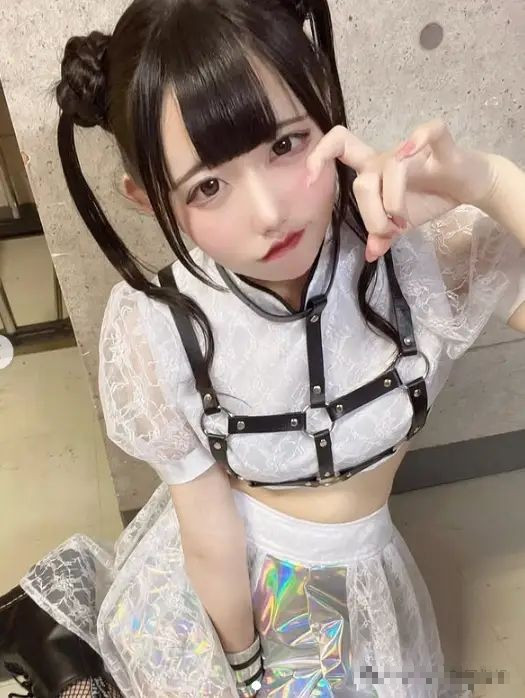 Ngay lập tức, lực lượng chức năng có mặt tại hiện trường, họ phát hiện một căn hộ nhỏ nơi cặp đôi đang sống chung. Nạn nhân có nhiều vết thương trên mặt, đặc biệt là vết sẹo dài ở má trái và sống mũi.