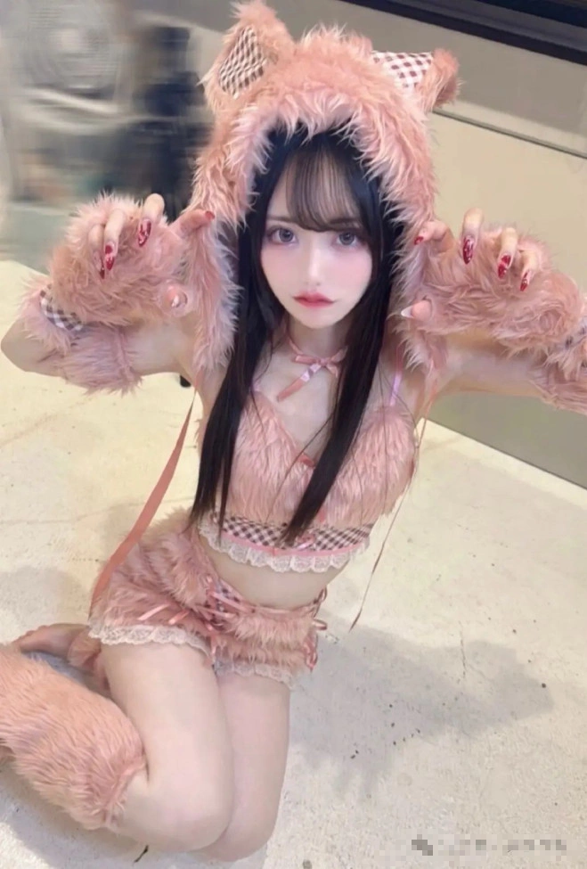 Saki Sato, 23 tuổi – một coser nổi tiếng tại Nhật Bản – đang trở thành tâm điểm truyền thông sau khi bị truy tố với 3 tội danh liên quan đến hành vi bạo hành bạn trai. Vụ việc gây sốc không chỉ bởi tính chất bạo lực nghiêm trọng mà còn vì ngoại hình xinh đẹp, ngọt ngào đến mức "khó tin" của cô gái trẻ.