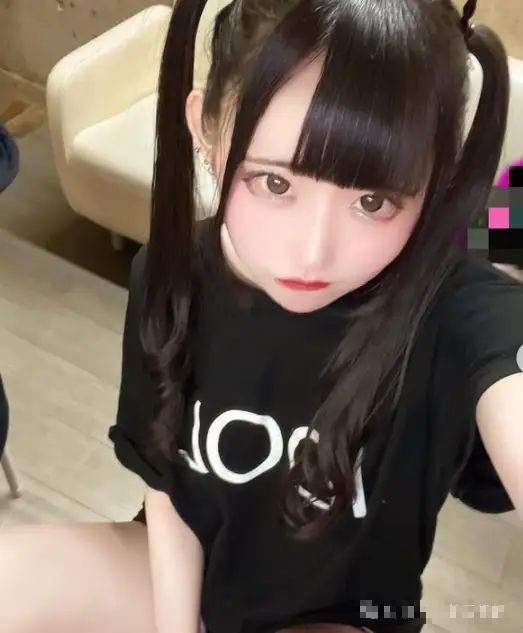 Khi được thẩm vấn riêng, anh chàng bất ngờ tiết lộ một chi tiết khiến cảnh sát "đứng hình", hoá ra ngón tay đeo nhẫn bên trái của anh ta đã bị bạn gái... chặt đứt. Theo chỉ dẫn, cảnh sát tìm thấy một chiếc hũ nhỏ ngâm rượu trắng bên trong và để ngay góc dưới tủ lạnh.