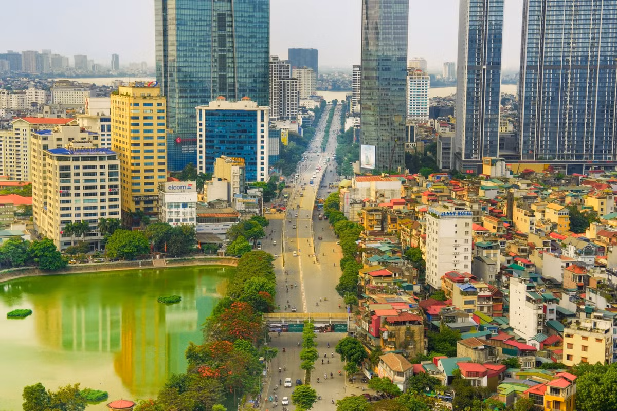 Nhằm chuẩn bị cho các hạng mục thi công chính của tuyến đường sắt đô thị số 5, đơn vị thực hiện dự án đang khẩn trương huy động nhân lực, máy móc thiết bị và hoàn thiện các điều kiện cần thiết tại công trường.