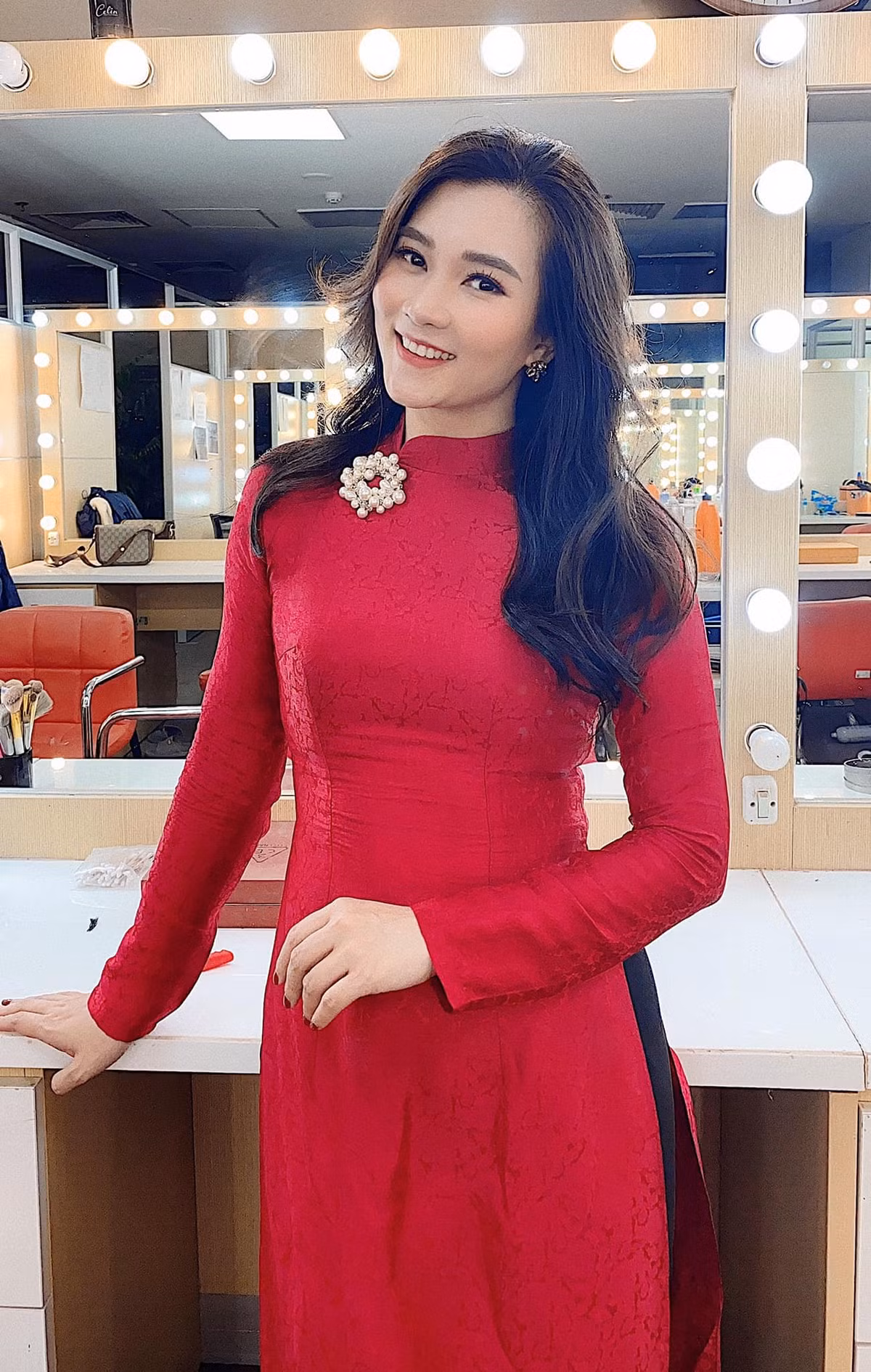 Không được đào tạo bài bản về báo chí, Khánh Trang bước vào ngành khi vượt qua gần 1.000 thí sinh trong cuộc thi tuyển Người dẫn chương trình do Đài Hà Nội tổ chức năm 2005 — một bước ngoặt mà chính cô cũng không ngờ tới.