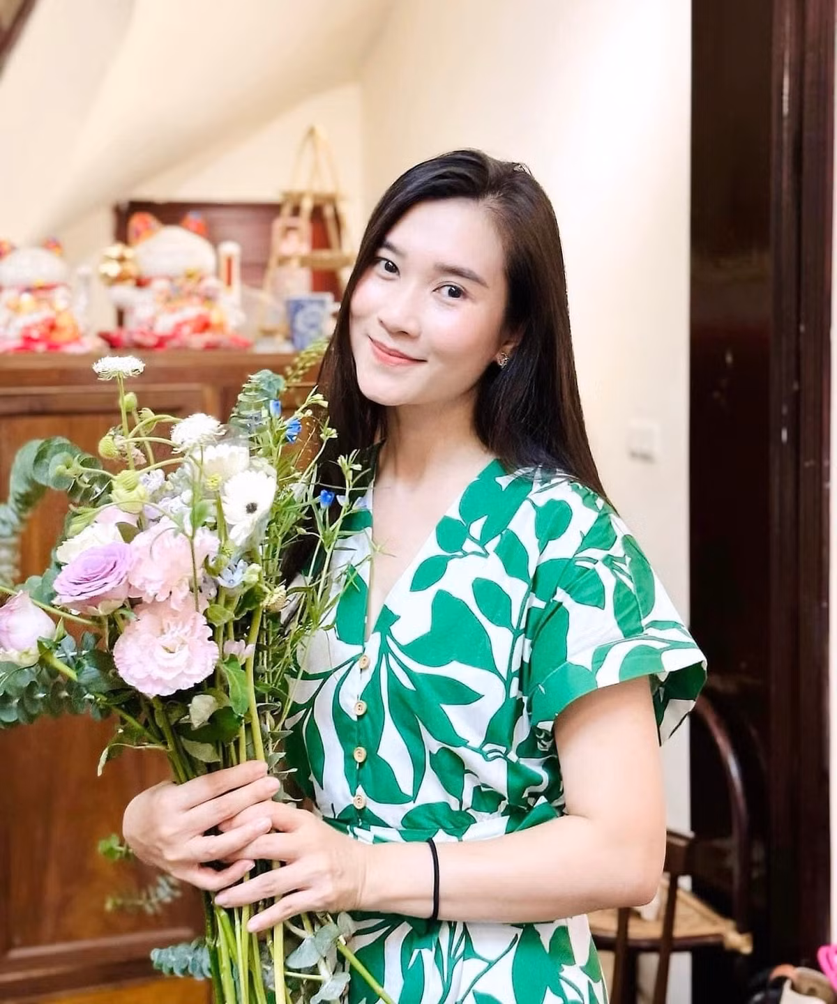 Ngoài hình ảnh chỉn chu trên sóng, Khánh Trang ngoài đời là người yêu thích sự nhẹ nhàng và nghệ thuật sắp đặt.