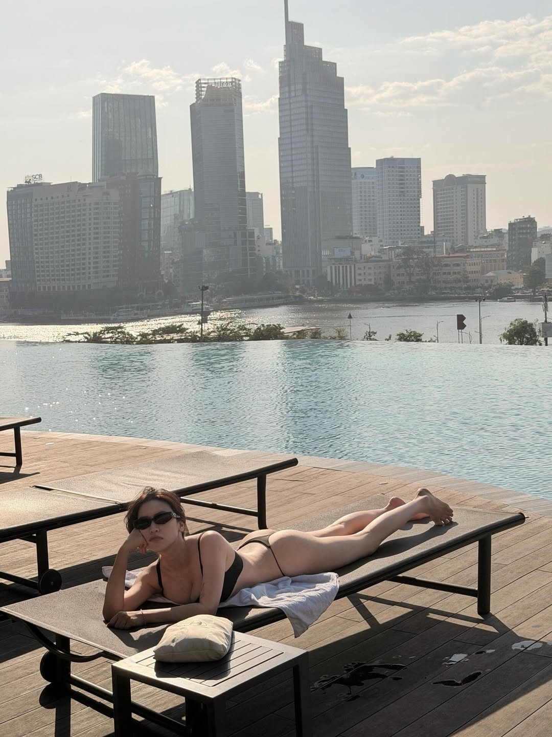 Nhiều ý kiến cho rằng, so với giai đoạn trước, nhan sắc và body của người đẹp sinh năm 1998 ngày càng “lên hương”, mang đậm màu sắc của một mỹ nhân showbiz trưởng thành.