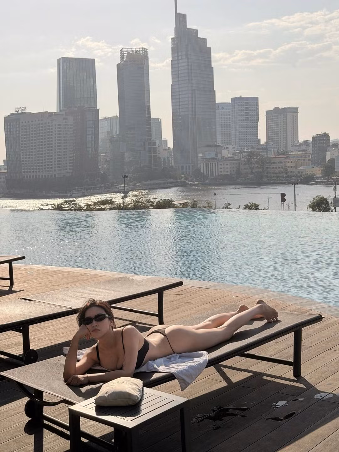 Nhiều ý kiến cho rằng, so với giai đoạn trước, nhan sắc và body của người đẹp sinh năm 1998 ngày càng “lên hương”, mang đậm màu sắc của một mỹ nhân showbiz trưởng thành.