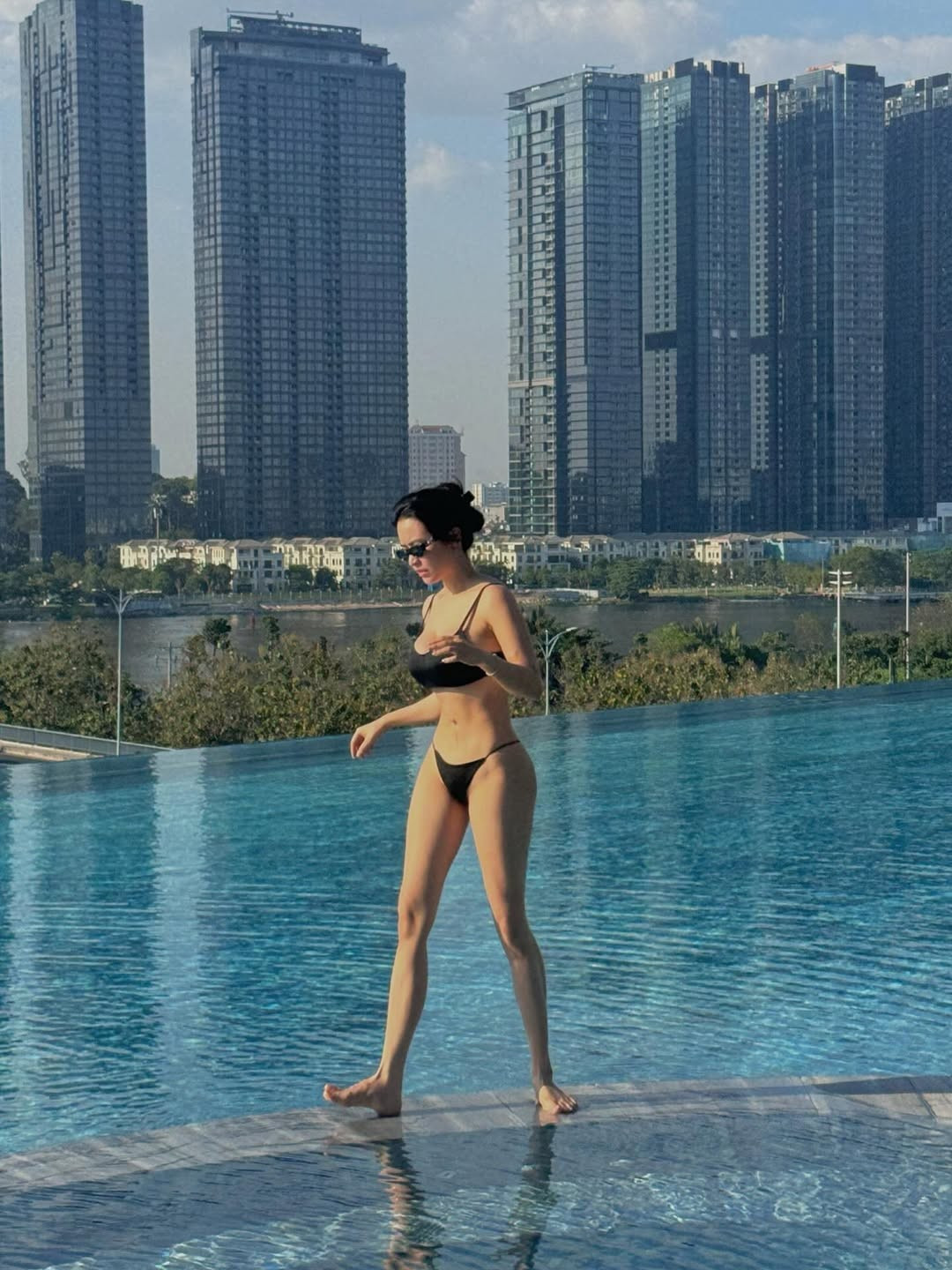 Cuối năm 2025, Quyên Qui tiếp tục góp mặt trong dự án điện ảnh Phòng Trọ Ma Bầu, cho thấy sự nghiêm túc và bền bỉ với con đường diễn xuất. Song song với sự nghiệp, đời tư của cô cũng từng là đề tài bàn luận khi công khai mối quan hệ với DJ Wukong sau chương trình Đảo Thiên Đường, trước khi cả hai xác nhận chia tay vào đầu năm 2025.