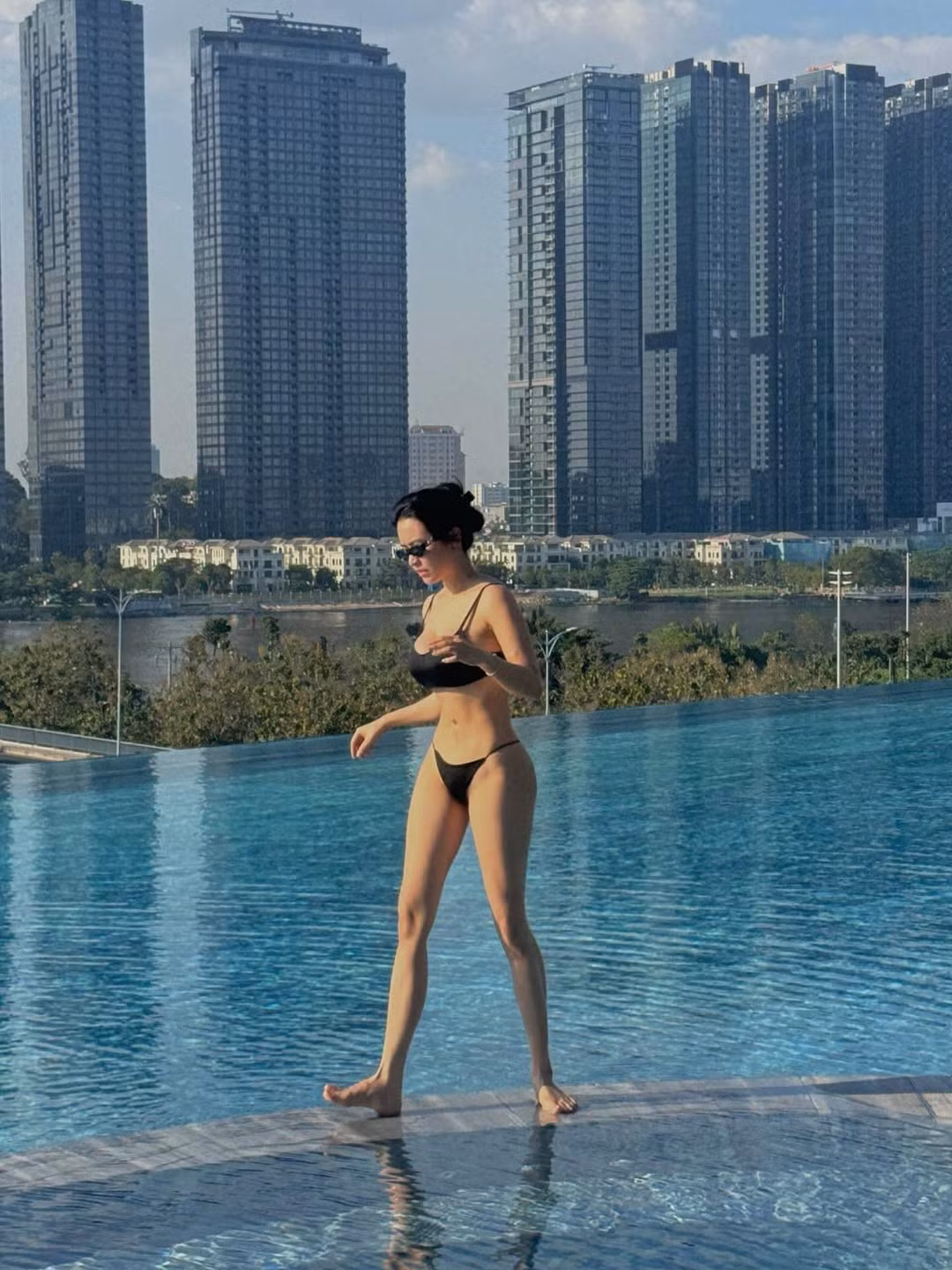 Cuối năm 2025, Quyên Qui tiếp tục góp mặt trong dự án điện ảnh Phòng Trọ Ma Bầu, cho thấy sự nghiêm túc và bền bỉ với con đường diễn xuất. Song song với sự nghiệp, đời tư của cô cũng từng là đề tài bàn luận khi công khai mối quan hệ với DJ Wukong sau chương trình Đảo Thiên Đường, trước khi cả hai xác nhận chia tay vào đầu năm 2025.