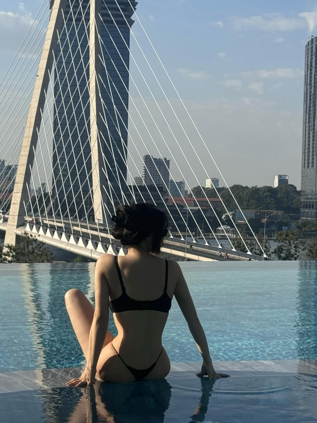 Trước khi được công chúng biết đến rộng rãi, Quyên Qui từng ghi dấu ấn khi lọt Top 11 Miss Earth Vietnam 2023 và giành giải Người đẹp được yêu thích nhất – một bước đệm quan trọng giúp cô tiến sâu hơn vào làng giải trí.