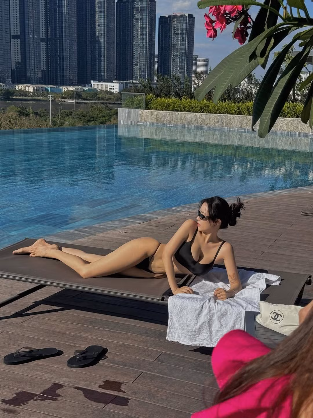 Bên cạnh hình ảnh nóng bỏng, cuộc sống và sự nghiệp của Quyên Qui cũng nhận được nhiều sự quan tâm. Cô nàng có tên thật là Nguyễn Lê Diệp Quyên, sinh năm 1998, cô hoạt động với vai trò diễn viên và người mẫu.