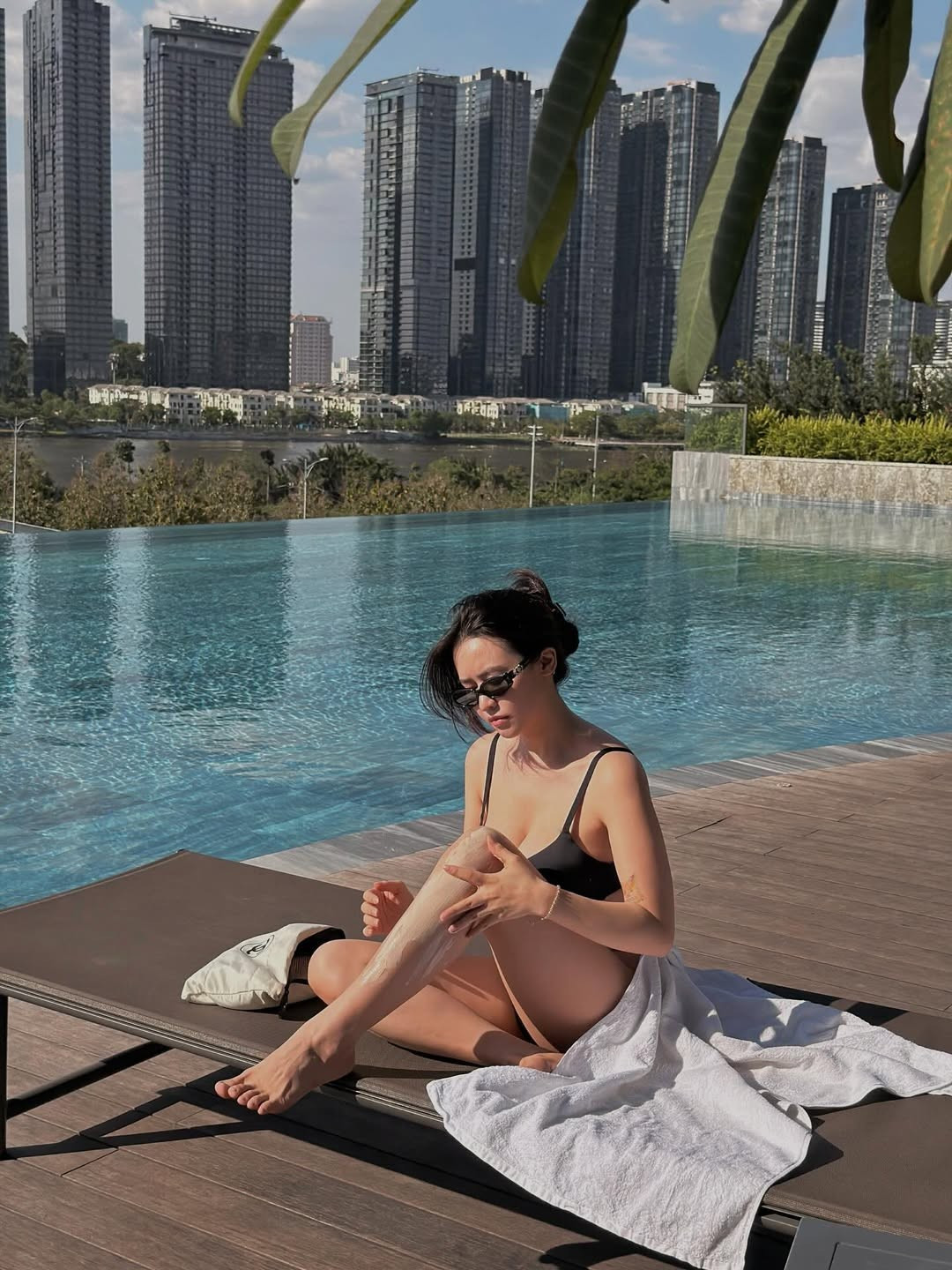 Chiếc sơ mi dáng rộng khoác hờ bên ngoài bikini hay những khoảnh khắc thư giãn bên hồ bơi càng làm nổi bật hình ảnh một Quyên Qui gợi cảm nhưng không phô trương, quyến rũ theo cách rất riêng.