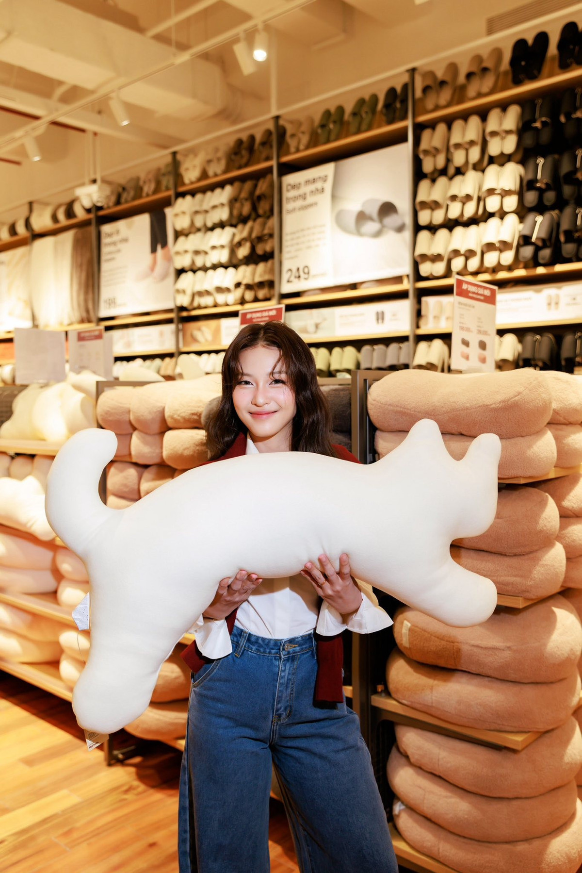 Xuất thân từ Thành phố Hồ Chí Minh, Khả Ngân nổi tiếng từ thời còn đi học nhờ gương mặt sáng, hình thể khỏe khoắn và tinh thần thể thao – từng giành Giải Nhì bơi lội quốc gia năm 2008. Không lâu sau, cô trở thành mẫu ảnh được nhiều thương hiệu thời trang săn đón.