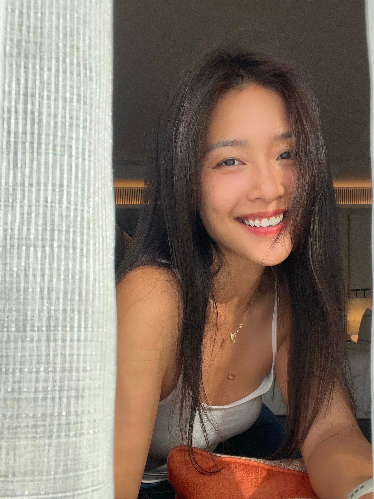 Lớp trang điểm gần như tối giản để lộ làn da khỏe mạnh, đôi môi hồng tự nhiên và ánh mắt thu hút của Khả Ngân. Vẻ đẹp giản dị nhưng cuốn hút của cô gợi cảm giác gần gũi, chân thật – đúng tinh thần của một chuyến du lịch nghỉ dưỡng.