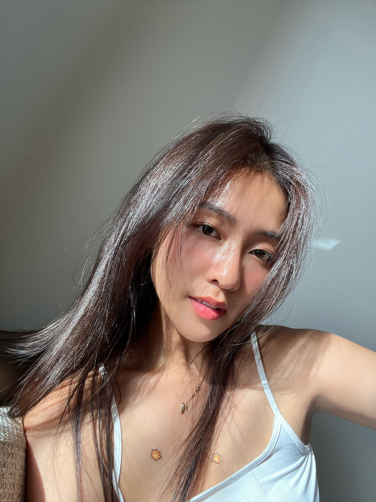 Trong loạt ảnh, Khả Ngân xuất hiện trong trang phục tối giản với áo hai dây màu trắng ôm dáng, phối cùng quần jeans năng động.