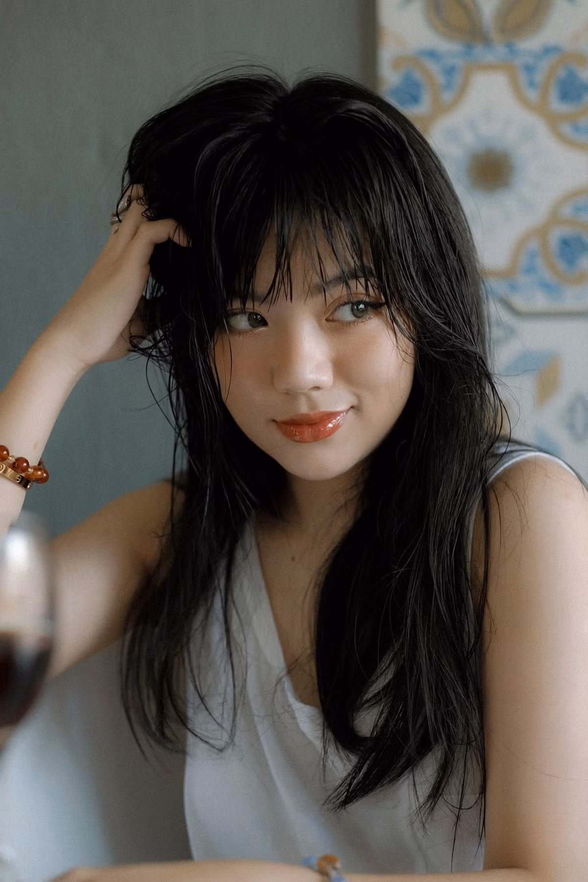 Ngoài ra, mỹ nhân sinh năm 2000 cũng động viên người hâm mộ rằng hãy cứ tiếp tục tin vào tình yêu.