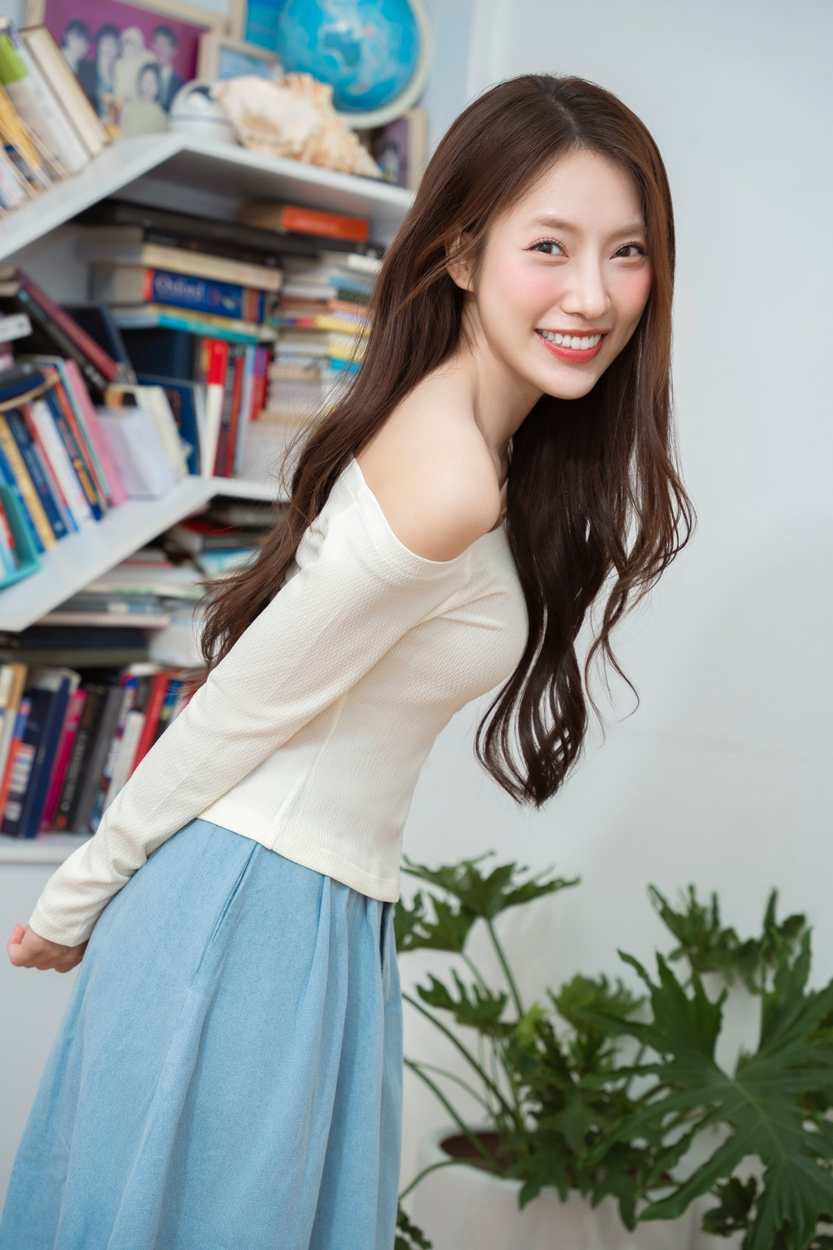 Loạt ảnh được chia sẻ trên trang cá nhân của Khánh Vy nhanh chóng nhận về hàng ngàn lượt tương tác.