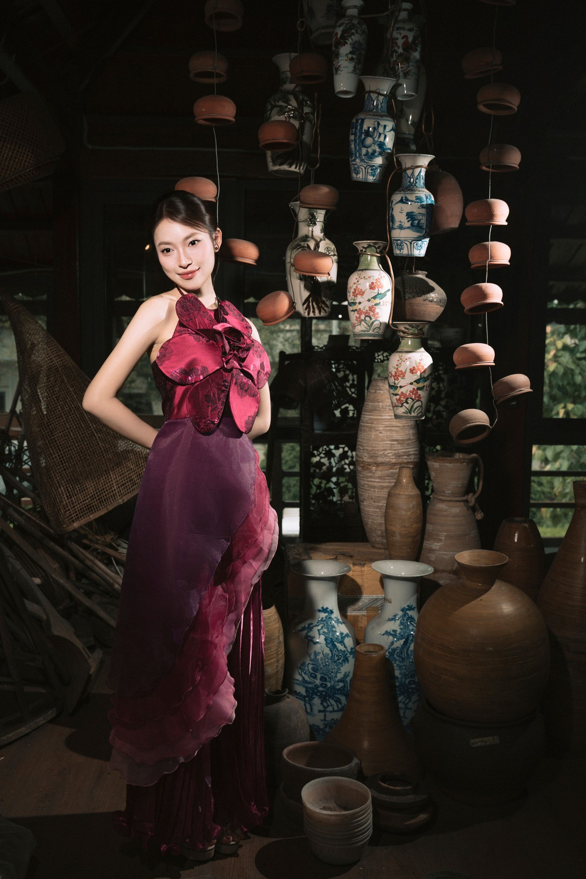 MC Khánh Vy mới đây đã khiến người hâm mộ không khỏi trầm trồ khi khoe bờ vai trần nõn nà, gợi cảm trong loạt ảnh mới.