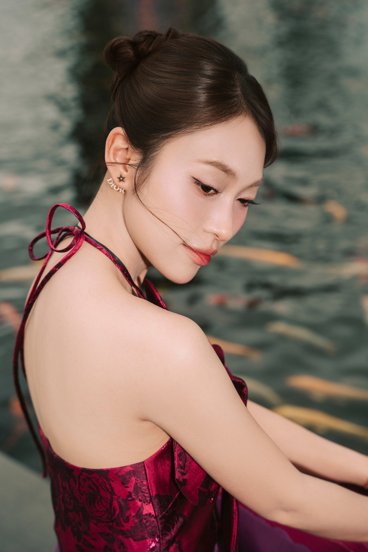 Sự thay đổi bất ngờ này của Khánh Vy đã nhanh chóng thu hút sự chú ý và nhận được "cơn mưa" lời khen từ cộng đồng mạng.